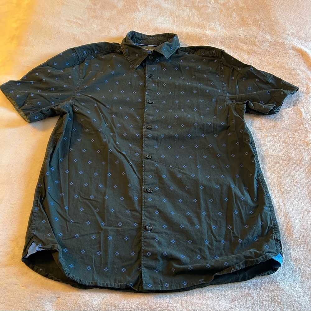 Vince Camuto black with blue geometric print short sleeve button down shirt S